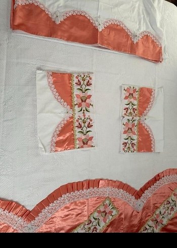 İşlemeli Beyaz Parlak Yatak Örtüsü - Görsel 3