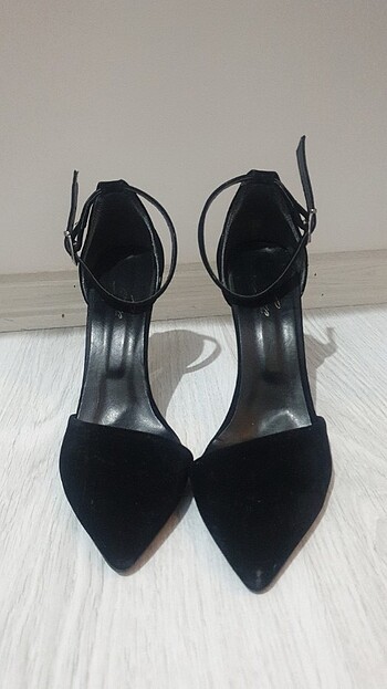 Siyah bağcıklı topuklu ayakkabı 