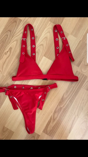 kirmizi bikini