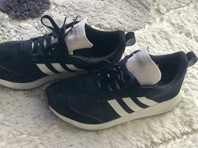 Adidas Adidas,lacivert renk ,hiç bir problem yok .yeni gibi.. Az kullan