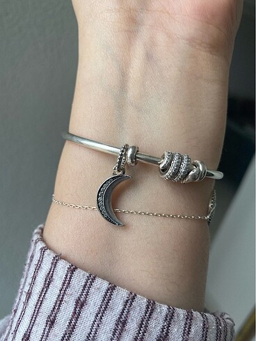 Pandora charm ay