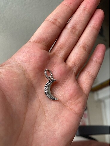 Beden Pandora charm ay