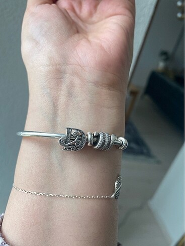 Diğer Pandora charm D harf