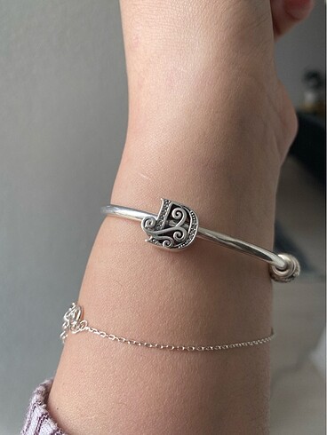 Pandora charm D harf