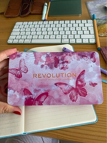 Revolution Revolution Far Paleti
