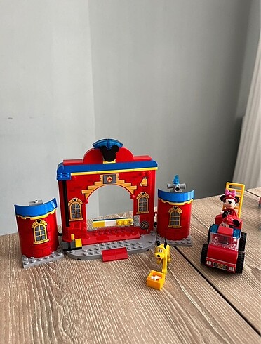 Lego Disney Mickey ve arkadaşlarının itfaiye merkezi ve kamyonu