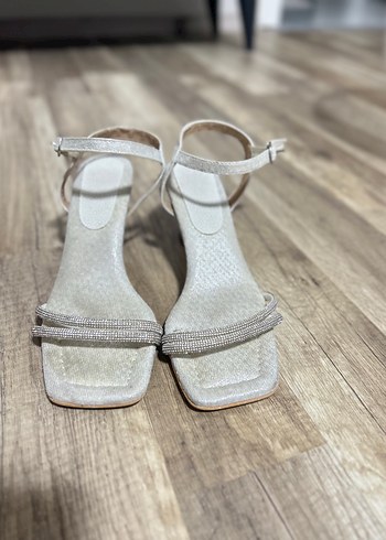 37 Beden beyaz Renk Gümüş Topuklu Kadın Sandalet