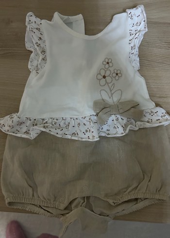 Diğer Kız Bebek Fırfırlı Nakışlı Kolsuz Tulum