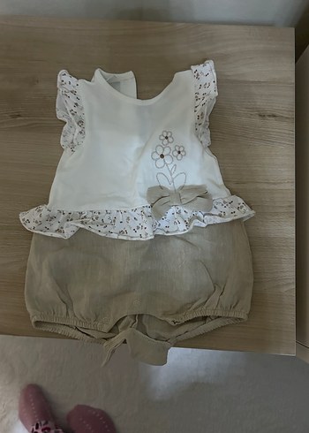 Kız Bebek Fırfırlı Nakışlı Kolsuz Tulum
