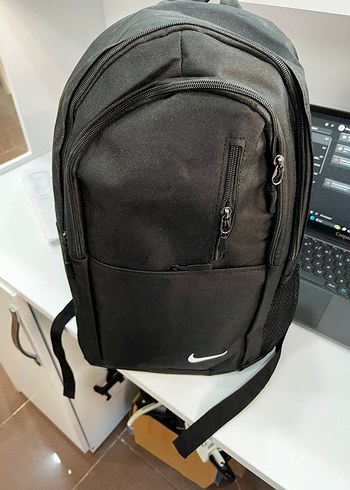  Beden Nike Siyah Fermuarlı Erkek Sırt Çantası