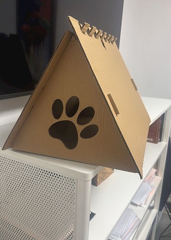 Kahverengi Karton Kedi Evi