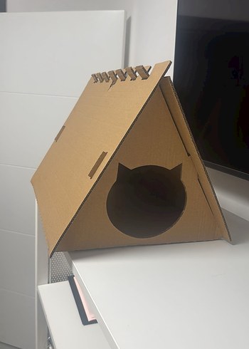 Kahverengi Karton Kedi Evi