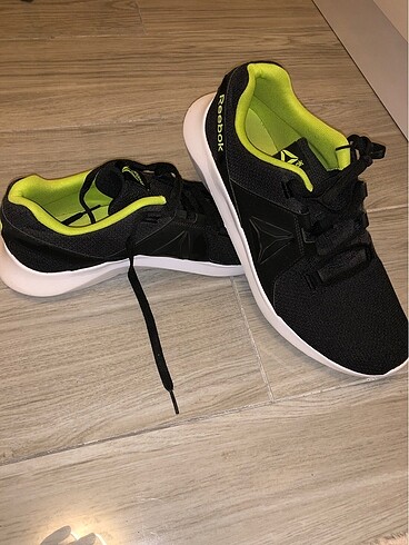 44 Beden siyah Renk Orijinal Reebok koşu ayakkabısı