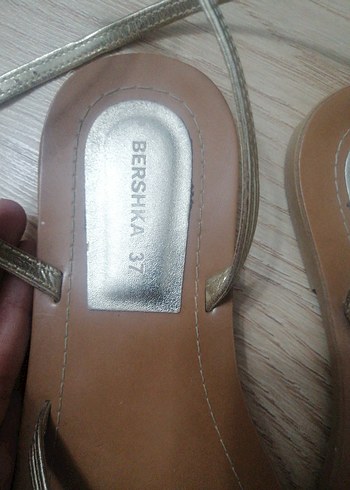 Bershka Bej Parlak Tokalı İnce Topuklu Kadın Sandalet