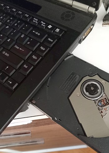 Gri Toshiba Dizüstü Bilgisayar - Görsel 4