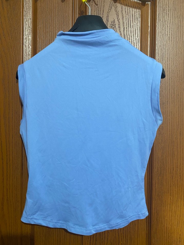 Mavi Yüksek Yakalı Kolsuz Kadın Üst - Görsel 2