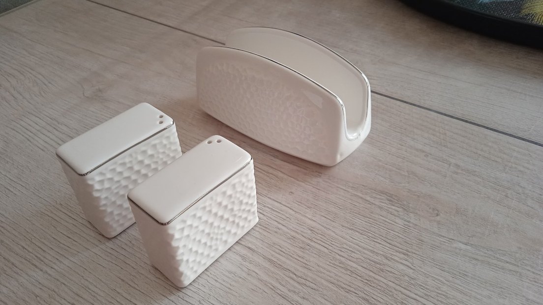 Beyaz Dokulu Seramik Tuzluk ve Peçetelik Seti - Görsel 3