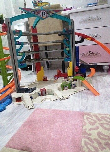 Hotweels Köpekbalıklı Garaj Seti