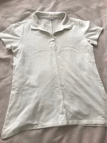 Beyaz yakalı tişört