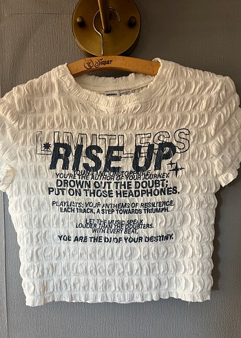 Bershka Dokulu ve Yazılı Bluz