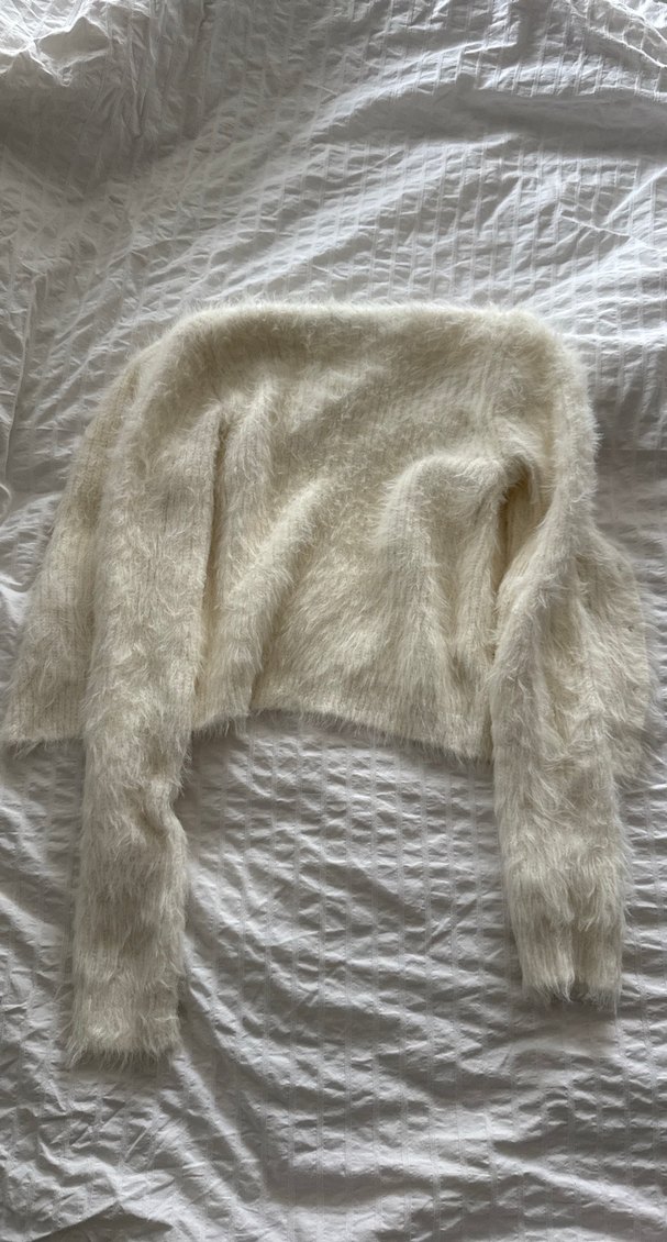 Beyaz Tüylü Kadın Hırka - Görsel 3