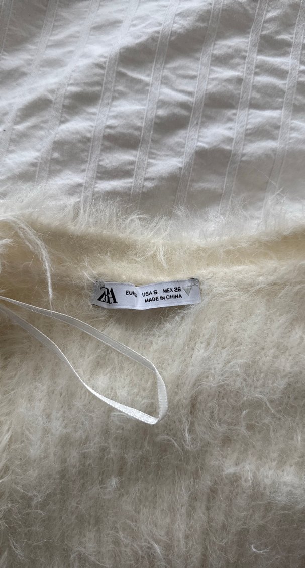 Beyaz Tüylü Kadın Hırka - Görsel 2