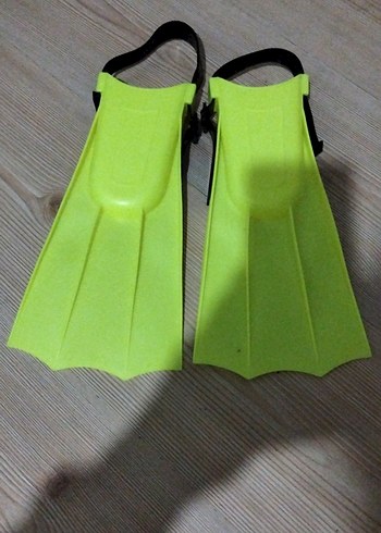 Diğer Canli Neon Sari Yuzme Ayak İncelemesi