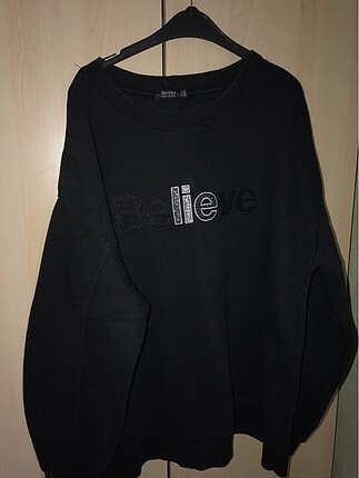 BERSHKA İÇİ TÜYLÜ OVERSIZE YAZILI SWEATSHIRT