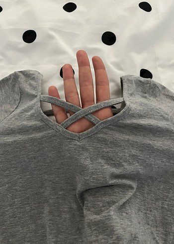 Gri bluz çapraz askılı - Görsel 5