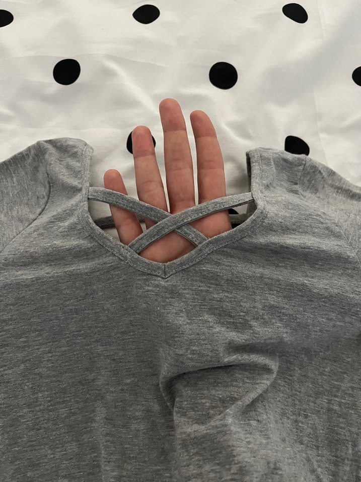 Gri bluz çapraz askılı - Görsel 5