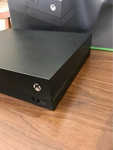 Xbox One X 1 TB 4K HDR Kutulu