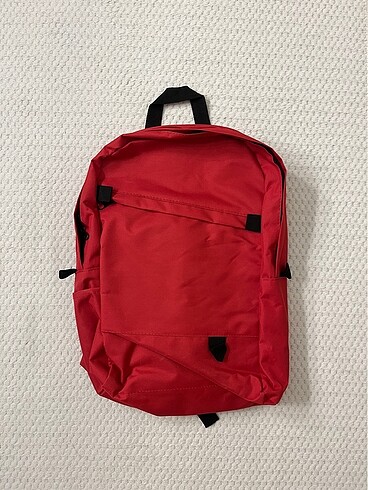 Kırmızı sırt çantası