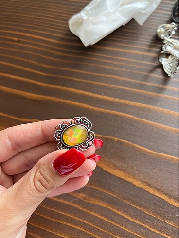 Sarı taşlı broş