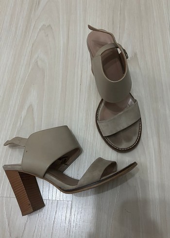 Bej Süet Dolgu Topuklu Kadın Sandalet - Görsel 3