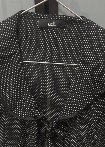 Puantiye Desenli Siyah Kısa Kollu Bluz - Görsel 2