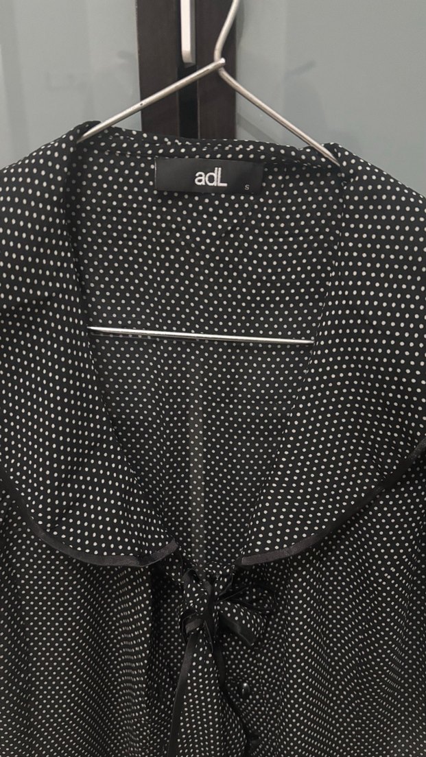 Puantiye Desenli Siyah Kısa Kollu Bluz - Görsel 2