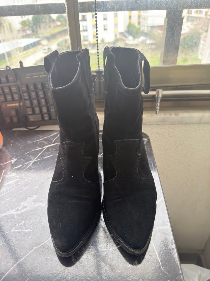 Bambi Siyah Süet Kadın Dolgu Topuklu Bot - Görsel 2