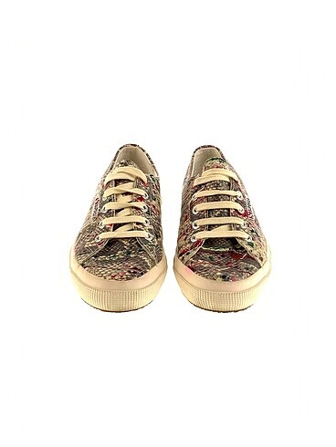 37 Beden Superga Spor Ayakkabı %70 İndirimli.