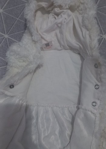 Kız Çocuk Beyaz Kapüşonlu Kürklü Yelek - Görsel 3