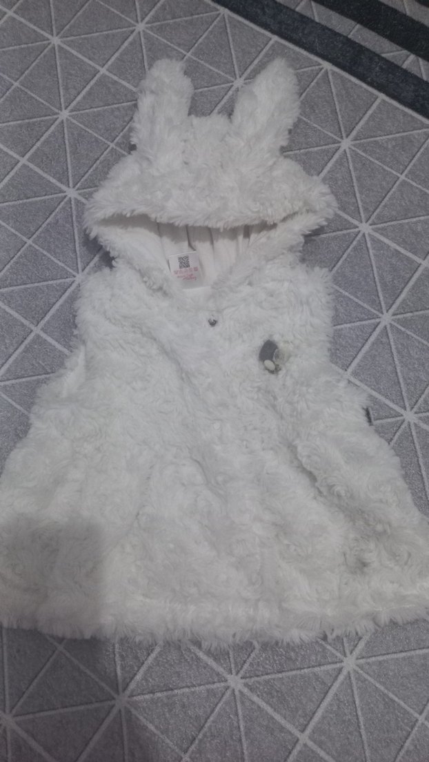 Kız Çocuk Beyaz Kapüşonlu Kürklü Yelek - Görsel 2