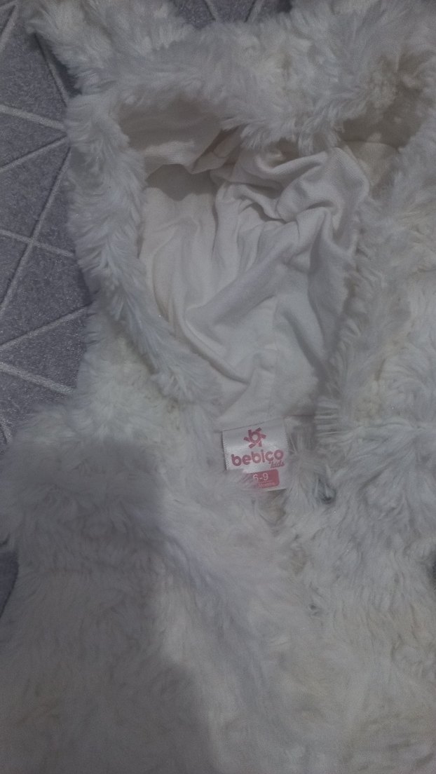 Kız Çocuk Beyaz Kapüşonlu Kürklü Yelek - Görsel 4