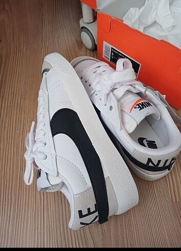 Nike ayakkabı ve çanta satildi