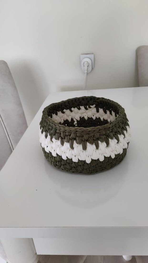 Haki ve Beyaz Örgü Saklama Sepeti - Görsel 2