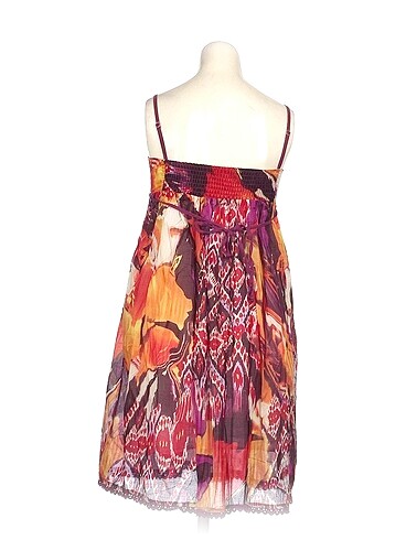 m Beden PreLoved Kısa Elbise %70 İndirimli.