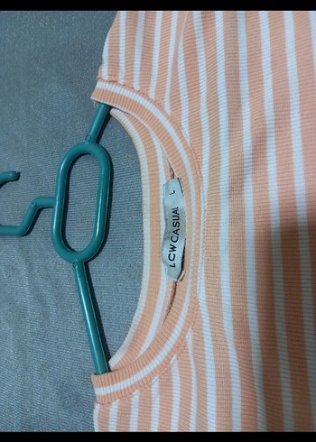 Pembe Çizgili Crop Top Kısa Kollu - Görsel 3