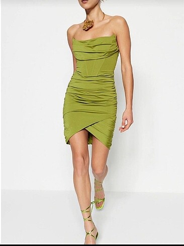 Yeşil straplez elbise