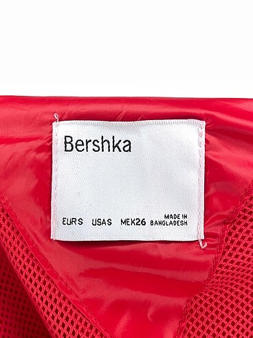 s Beden kırmızı Renk Bershka Mont %70 İndirimli.