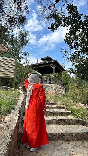 40 Beden turuncu Renk Yaka ve kol detaylı elbise