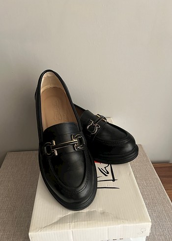 Klasik Siyah Deri Tokalı Kadın Loafer