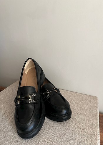 37 Beden Klasik Siyah Deri Tokalı Kadın Loafer